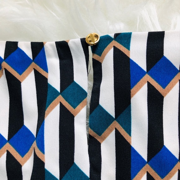 CALVIN KLEIN Plus Sz Abstract Matte Jersey Top - Picture 6 of 8